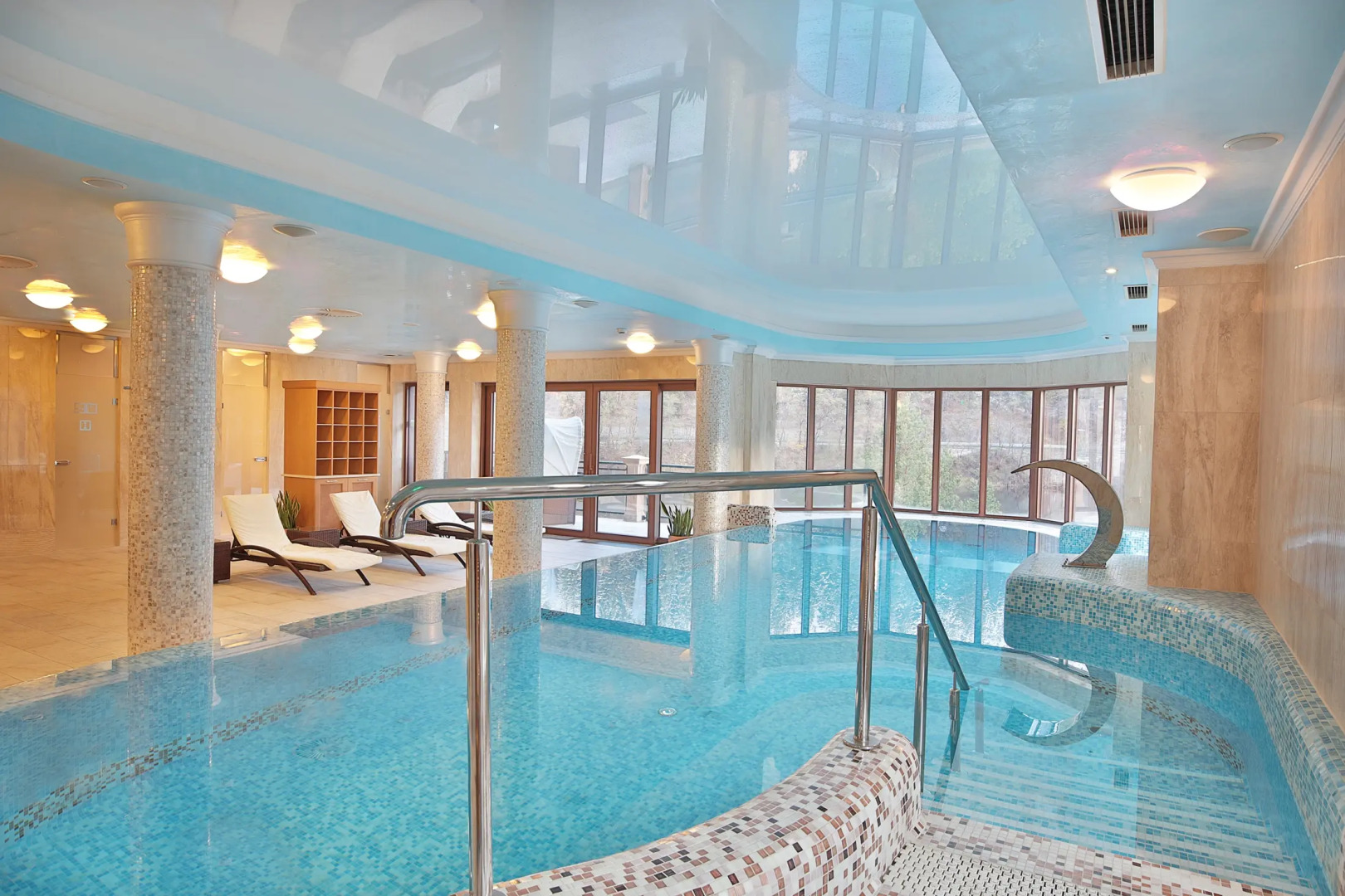 Resort Retro Riverside Wellness