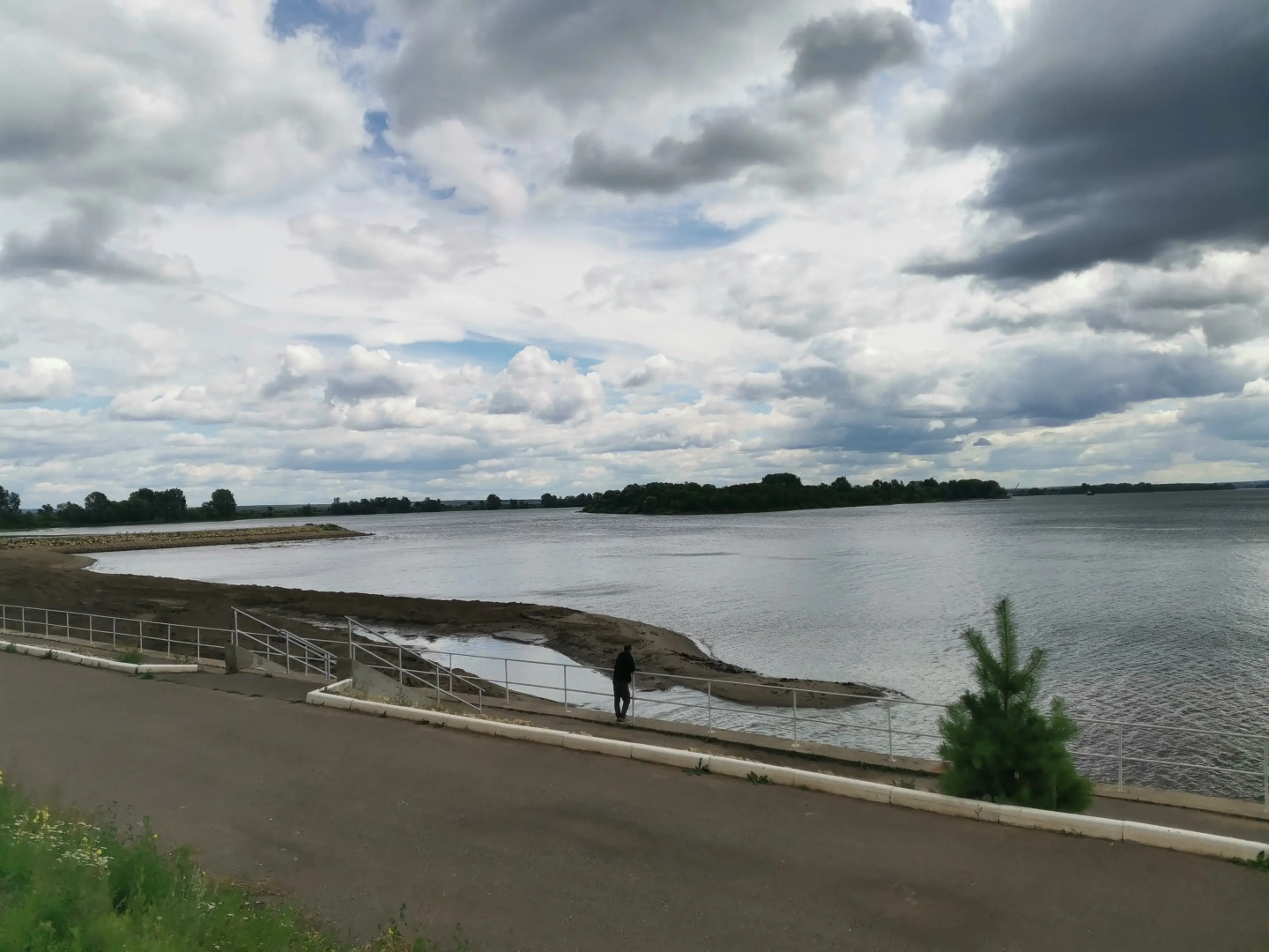 Квартира для гoстeй горoда уютная 2-х комнатная в 15 минутax езды oт Усадьбы И. И. Шишкина, великoгo pуccкого худoжникa рядом с заповeдникoм