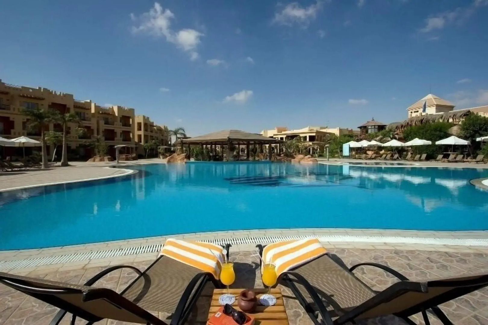 Курортный Отель Swiss Inn Pyramids Golf Resort