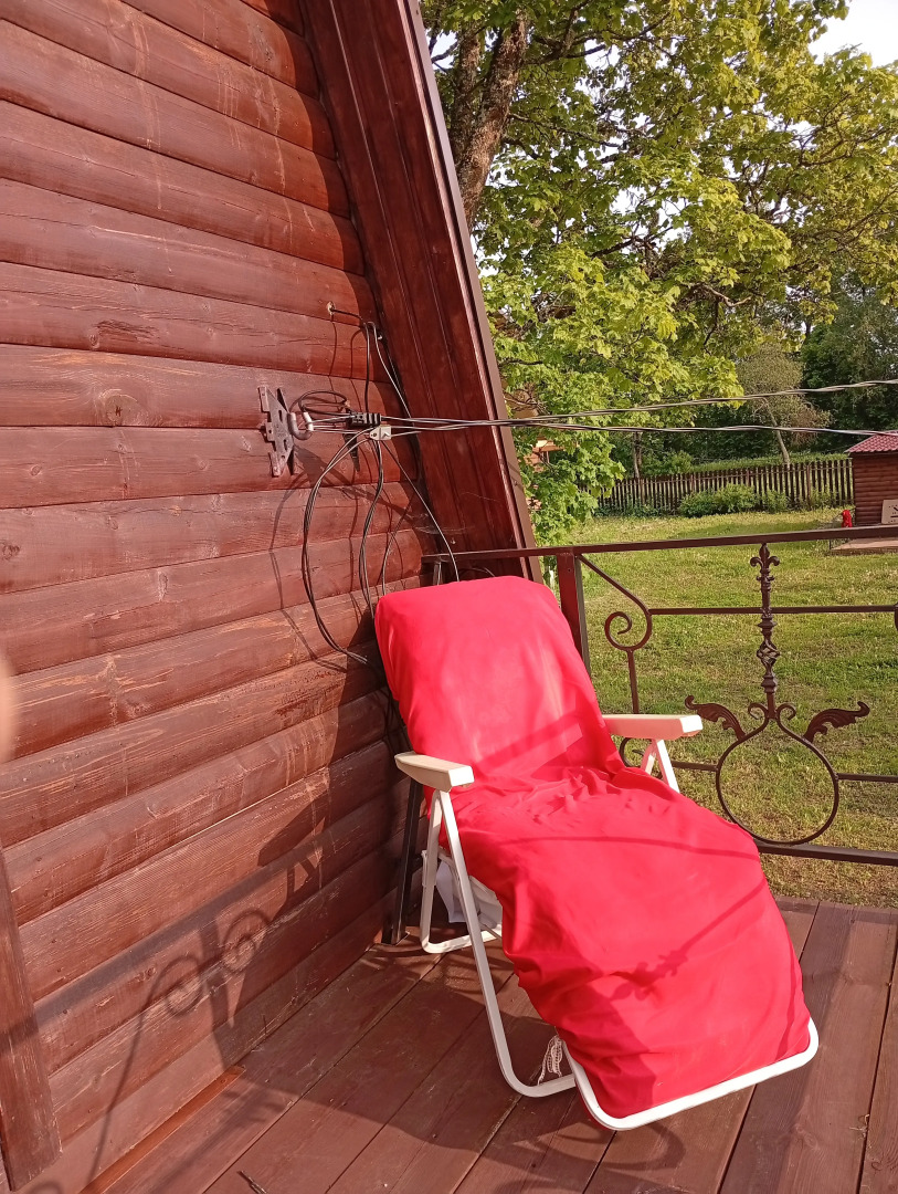 Частный дом с балконом у речки