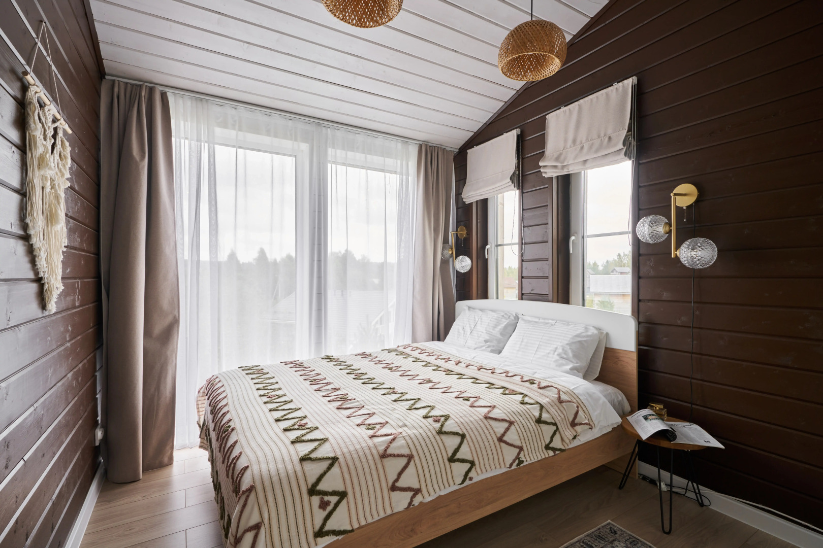 Частный дом с панорамными окнами у озера