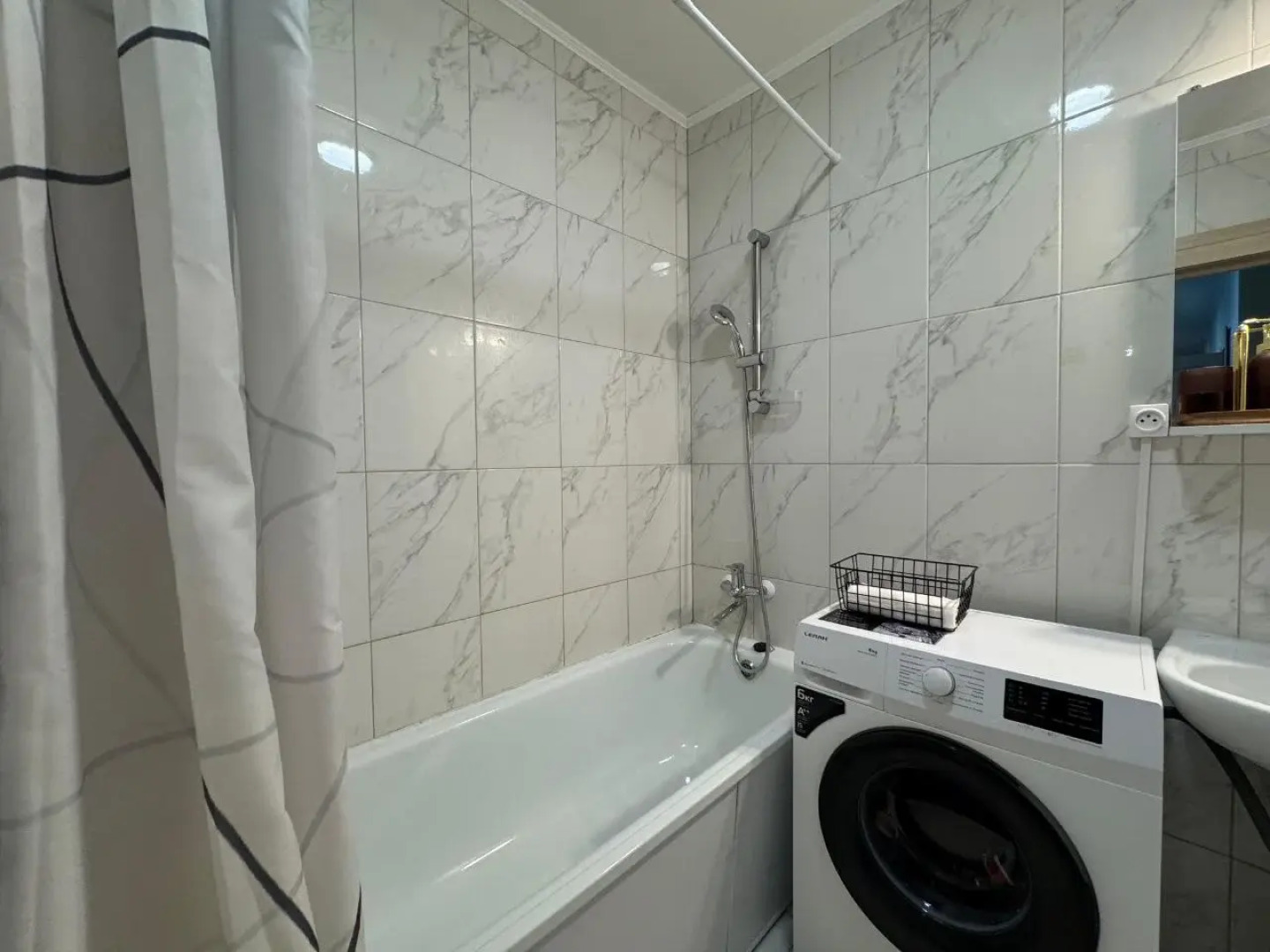 Апартаменты на 14 гостей на Хади Такташа 121 в центре города  На берегу Оз.Кабан