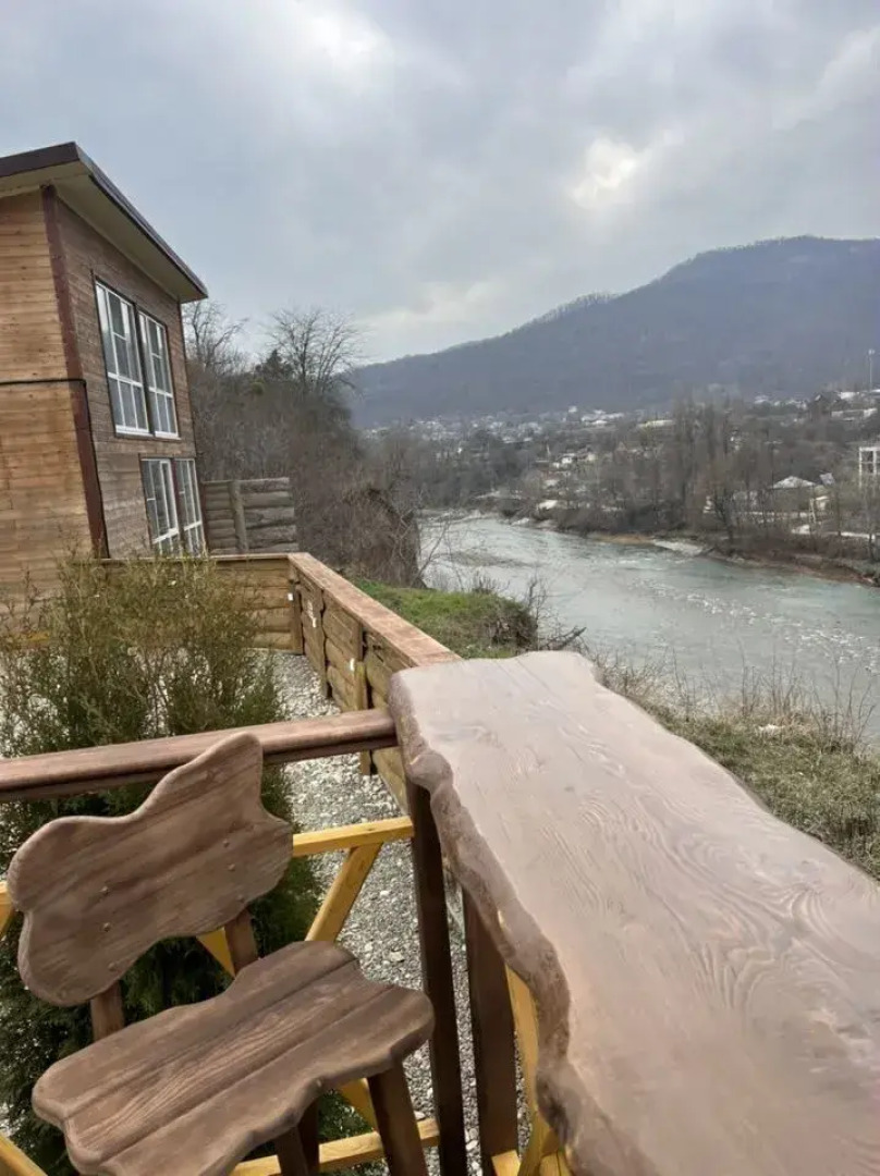 Частный дом с баней бассейном и мангалом на берегу реки