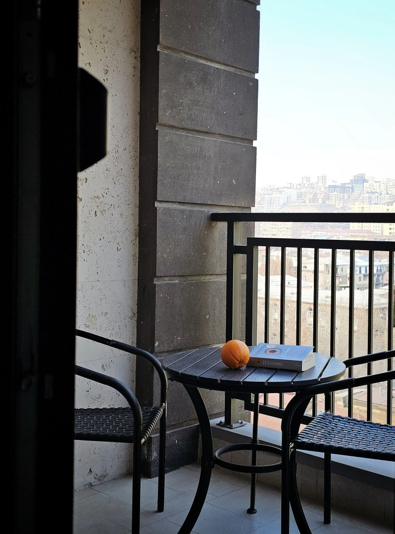 Апартаменты Newly Renovated Condo, Steps to Republic Square