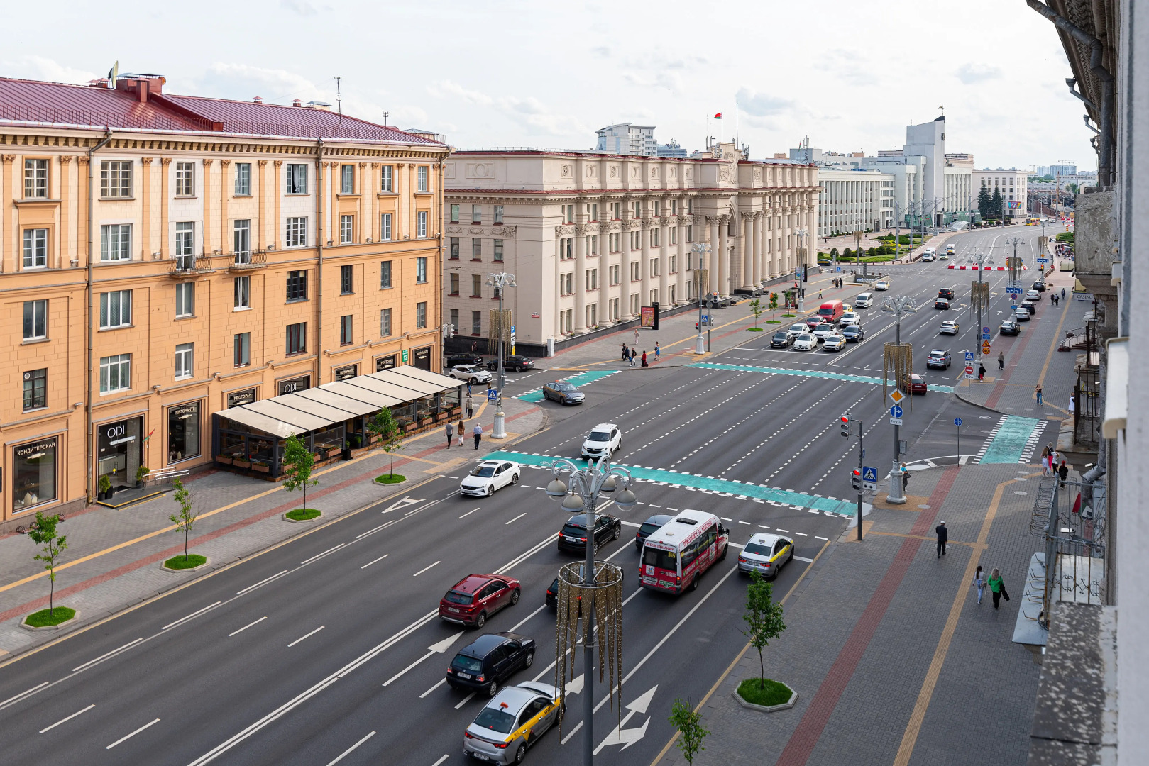 Апартаменты Сталинка после ремонта с видом на главный проспект Минска, крыши и закаты