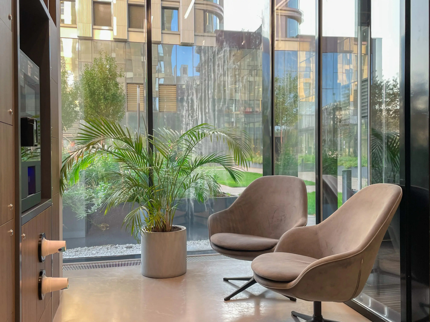 Апартаменты с Панорамными Окнами на 14 Этаже Небоскреба Бизнес-Класс в ЖК D1