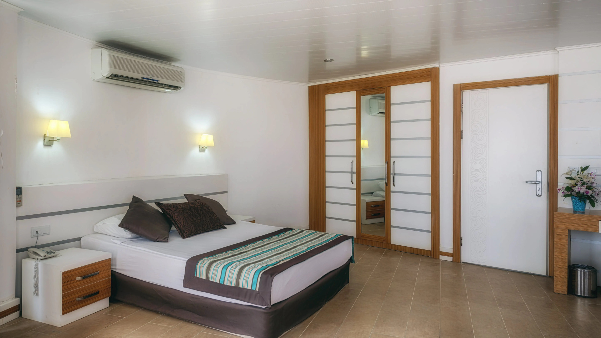 Отель Royal Towers Kiris