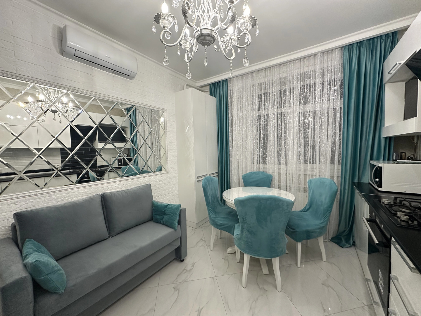 Апартаменты Чкалова 37 на четвертом этаже с лоджией