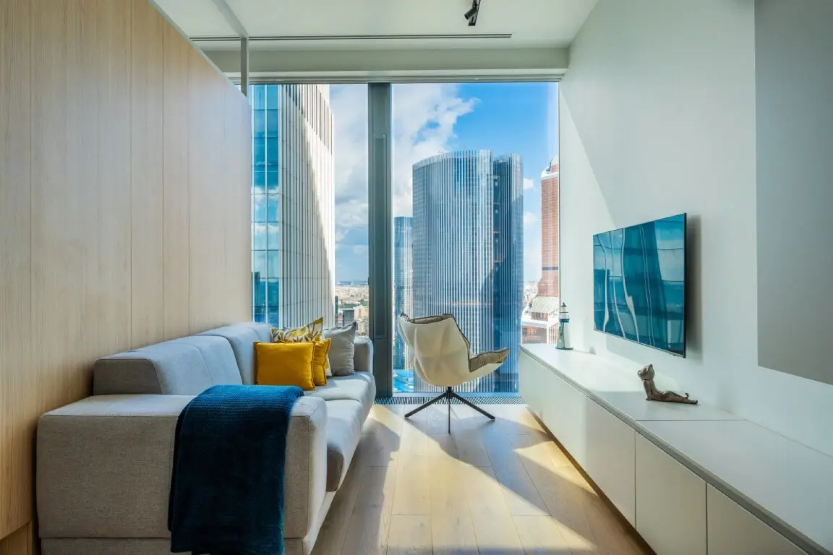 Уютная студия с видом на башни