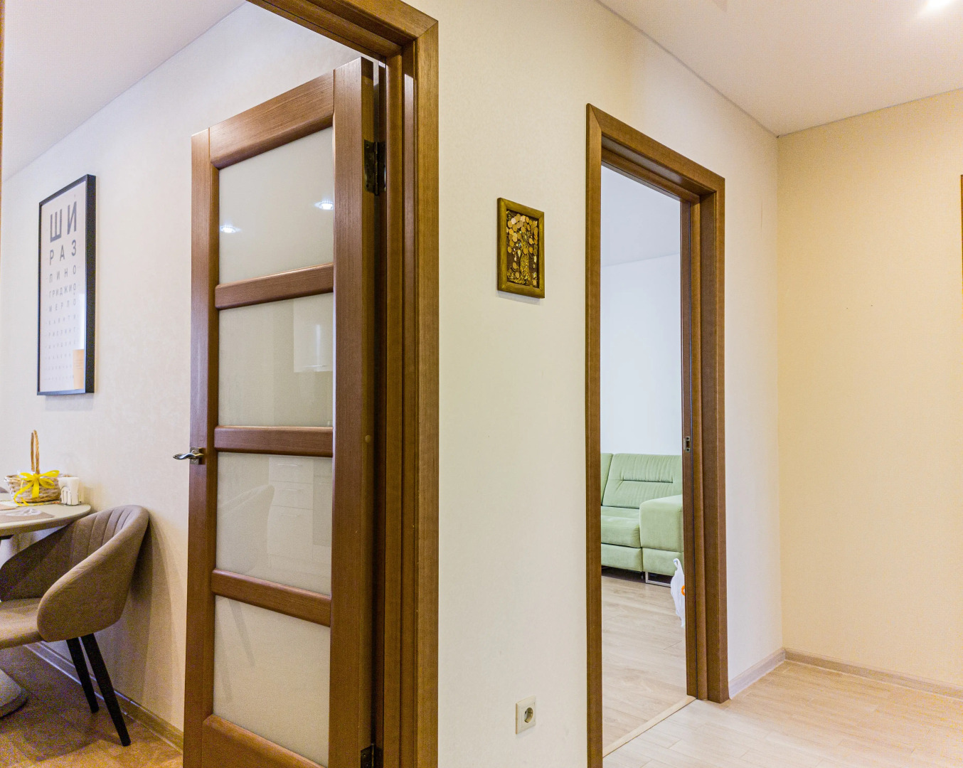 Апартаменты двухкомнатные в светлых тонах вблизи центра города