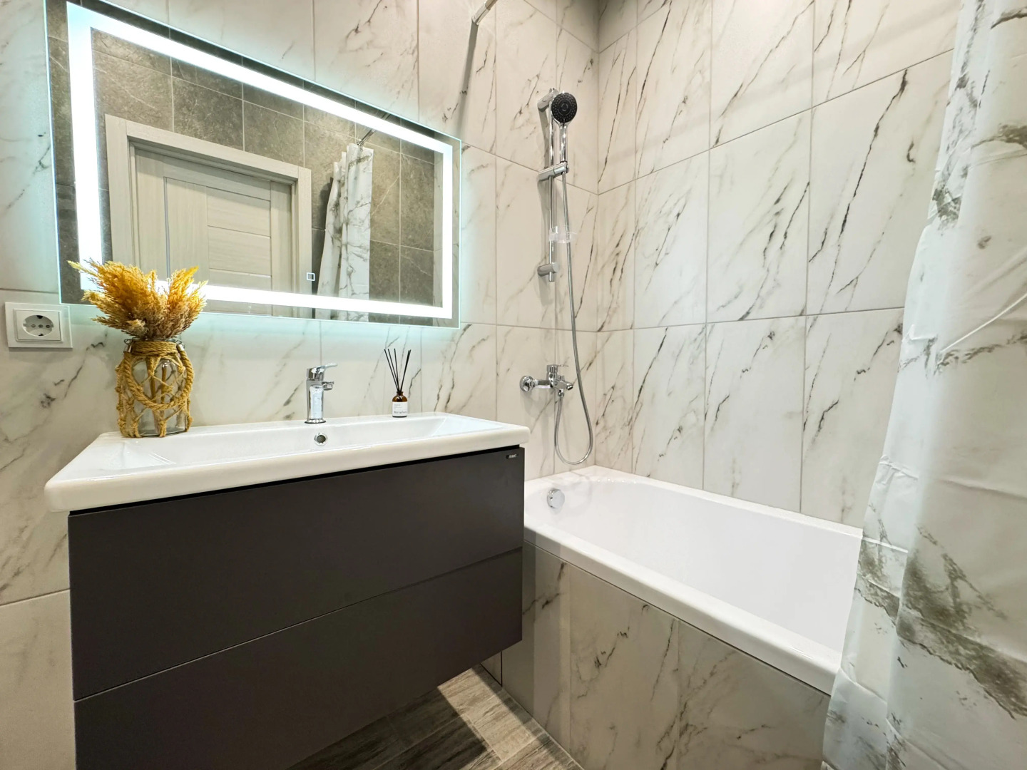 Апартаменты Like Home на Земнухова 2