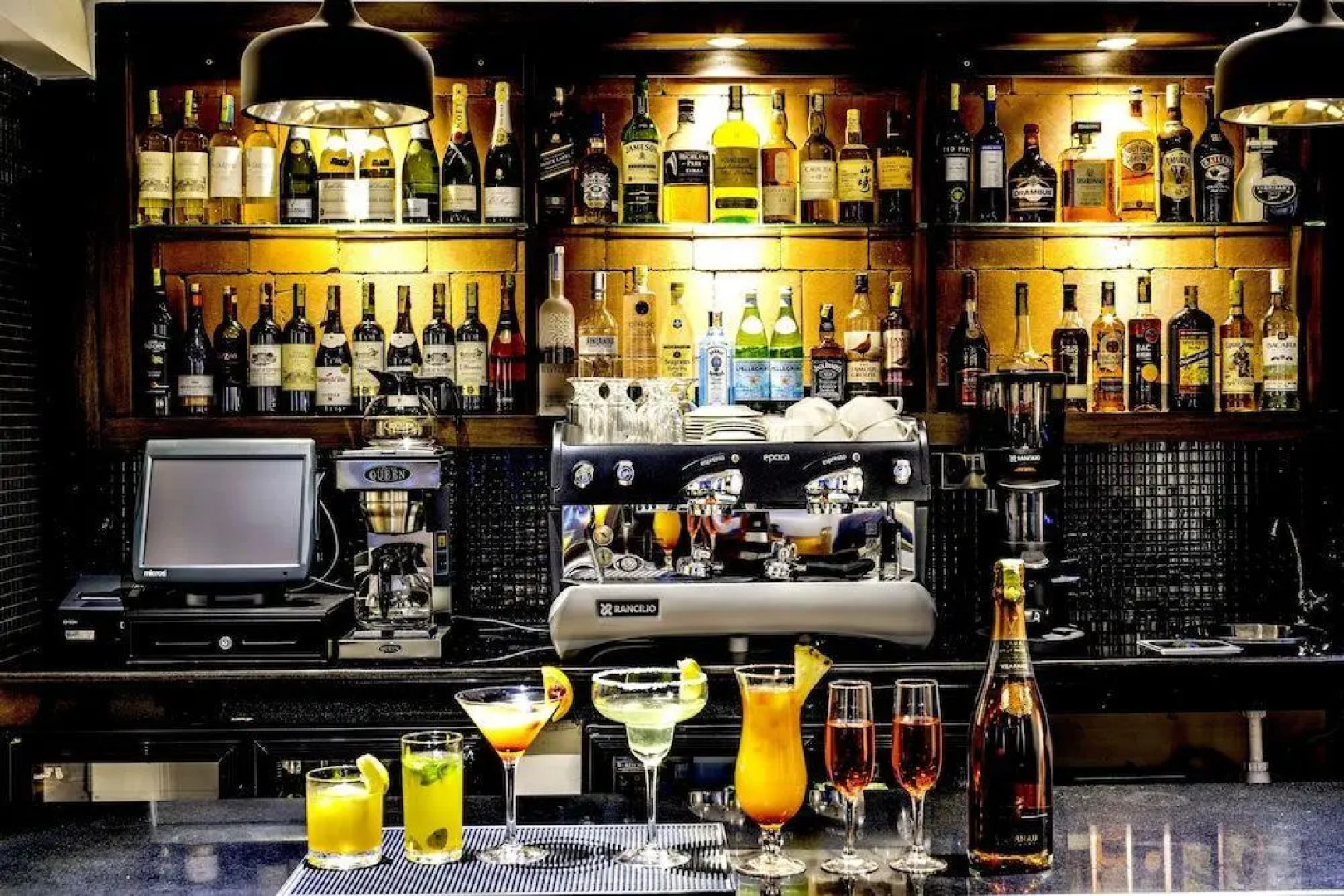 Magna Hotel and Suites