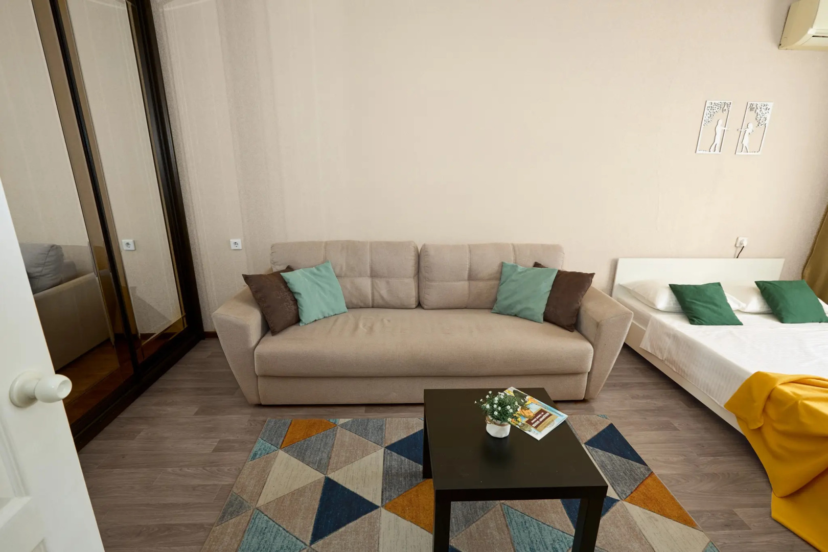 Квартира с диваном на кухне и балконом на Байбакова 2