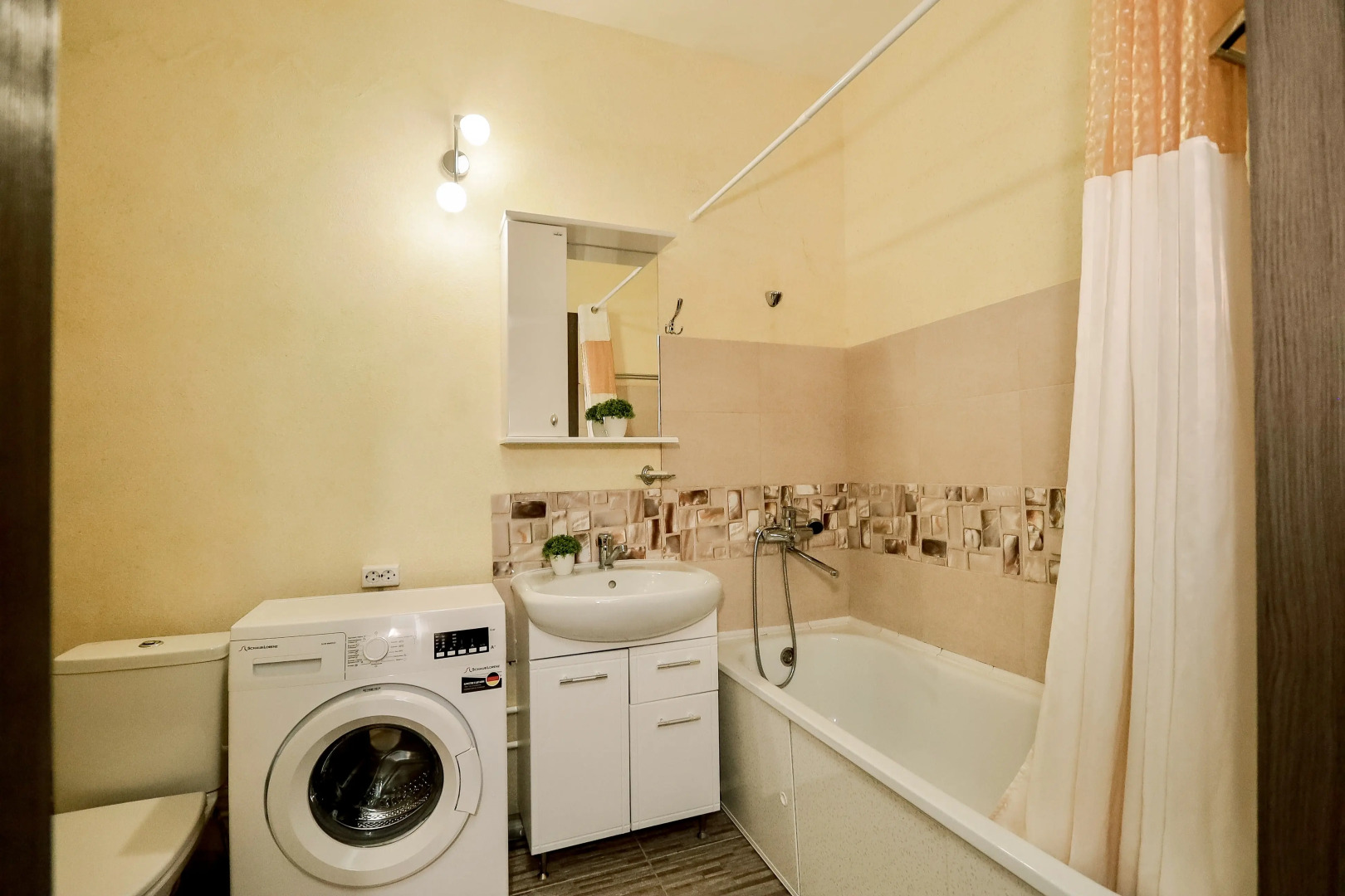 Трехместные апартаменты с Балконом и Видом на Озеро