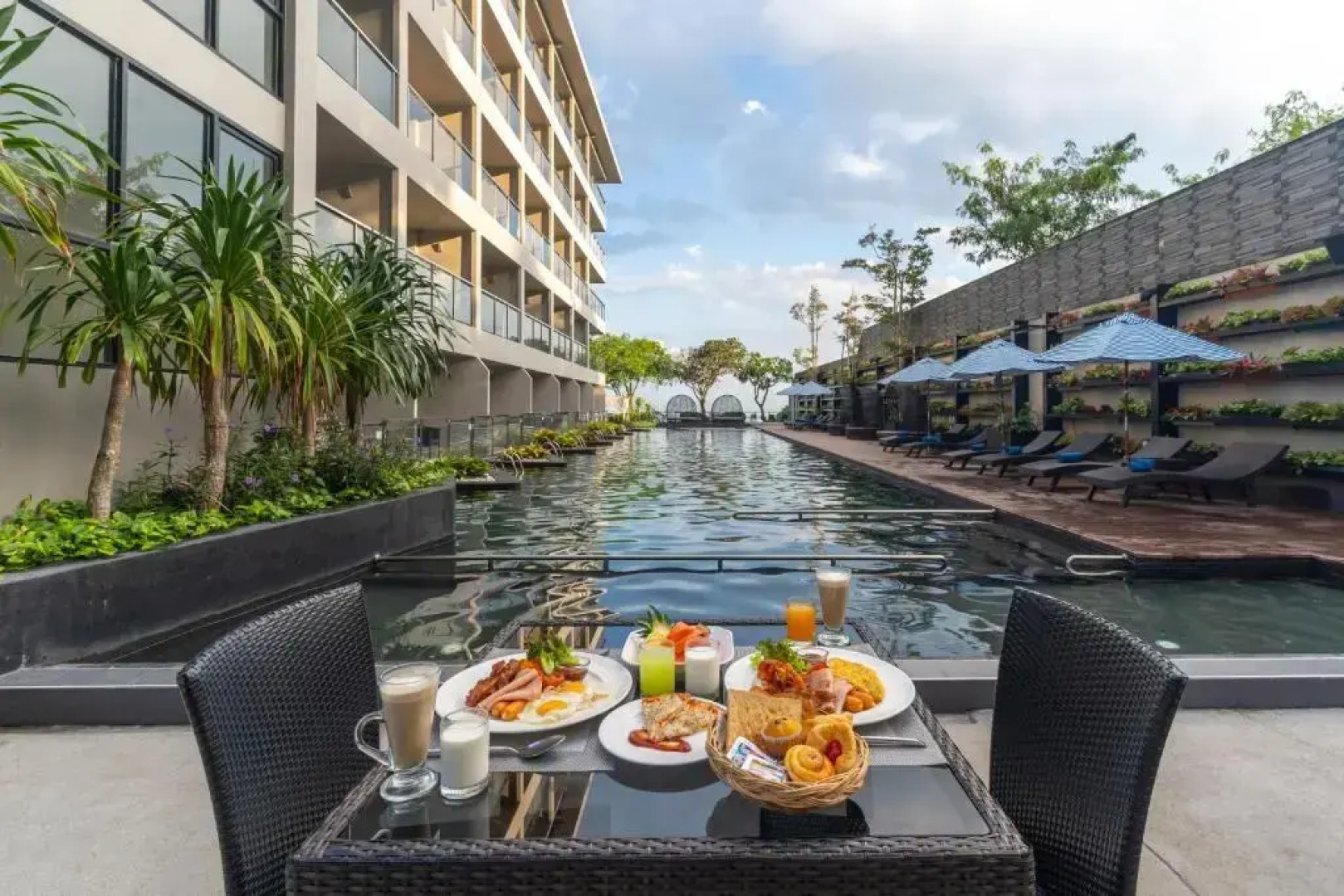 Курортный отель Golden Tulip Pattaya Beach Resort