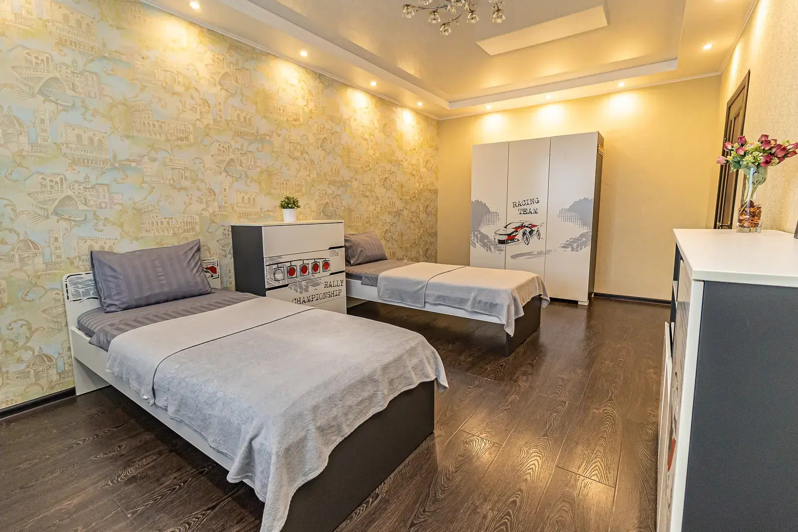 Квартира Просторная двухкомнатная недалеко от парка Галицкого