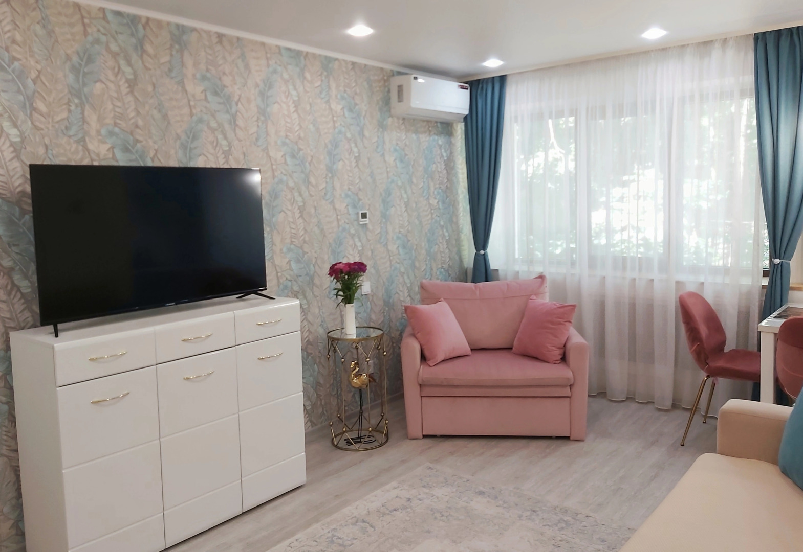 Апартаменты Kenig Holidays 2-к "Фламинго" в центре рядом с Южным вокзалом