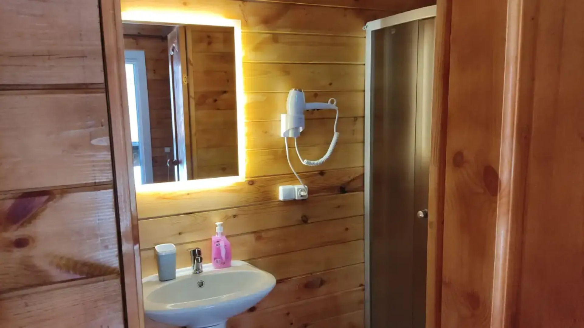 База отдыха Коттеджи на берегу моря