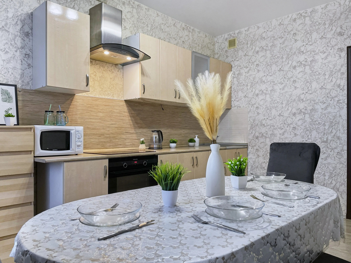 Апартаменты Шикарная двухкомнатная квартира с раздельными комнатами и балконом