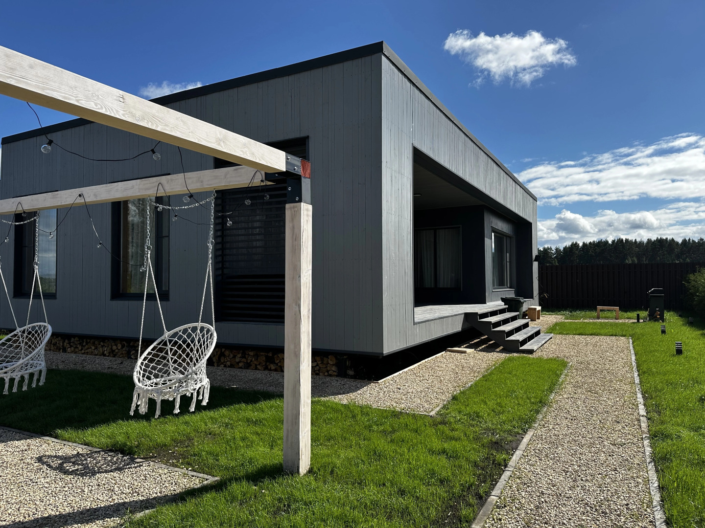 Частный дом с красивой костровой зоной