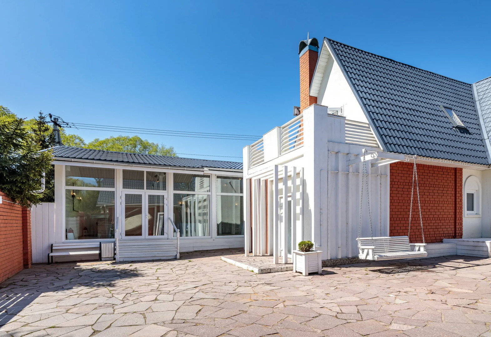 Гостевой Дом на берегу озера с верандой в Новой Москве