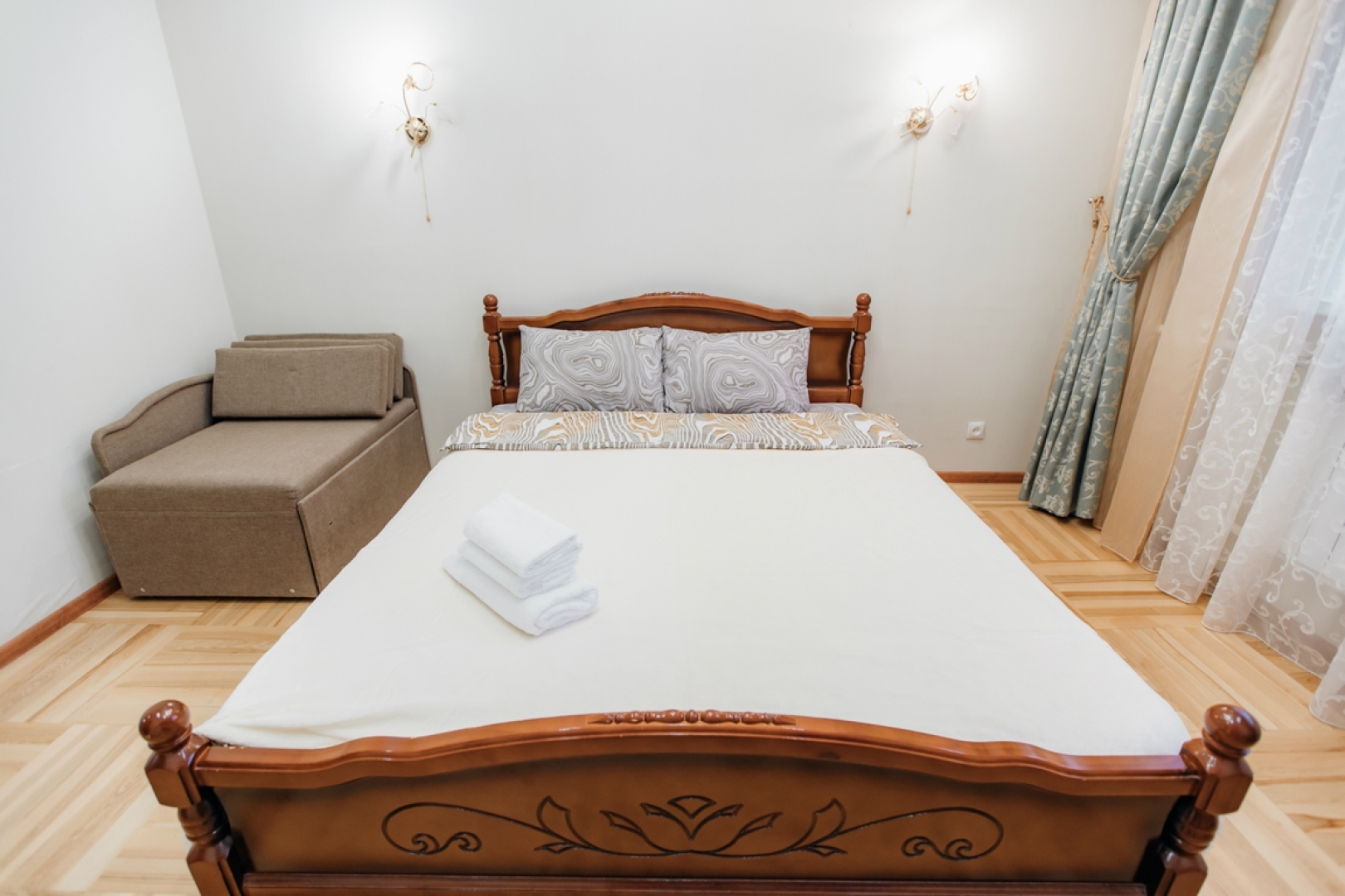 Трехкомнатные апартаменты возле Музея Космонавтики в Новом доме с Панорамными окнами 1/16