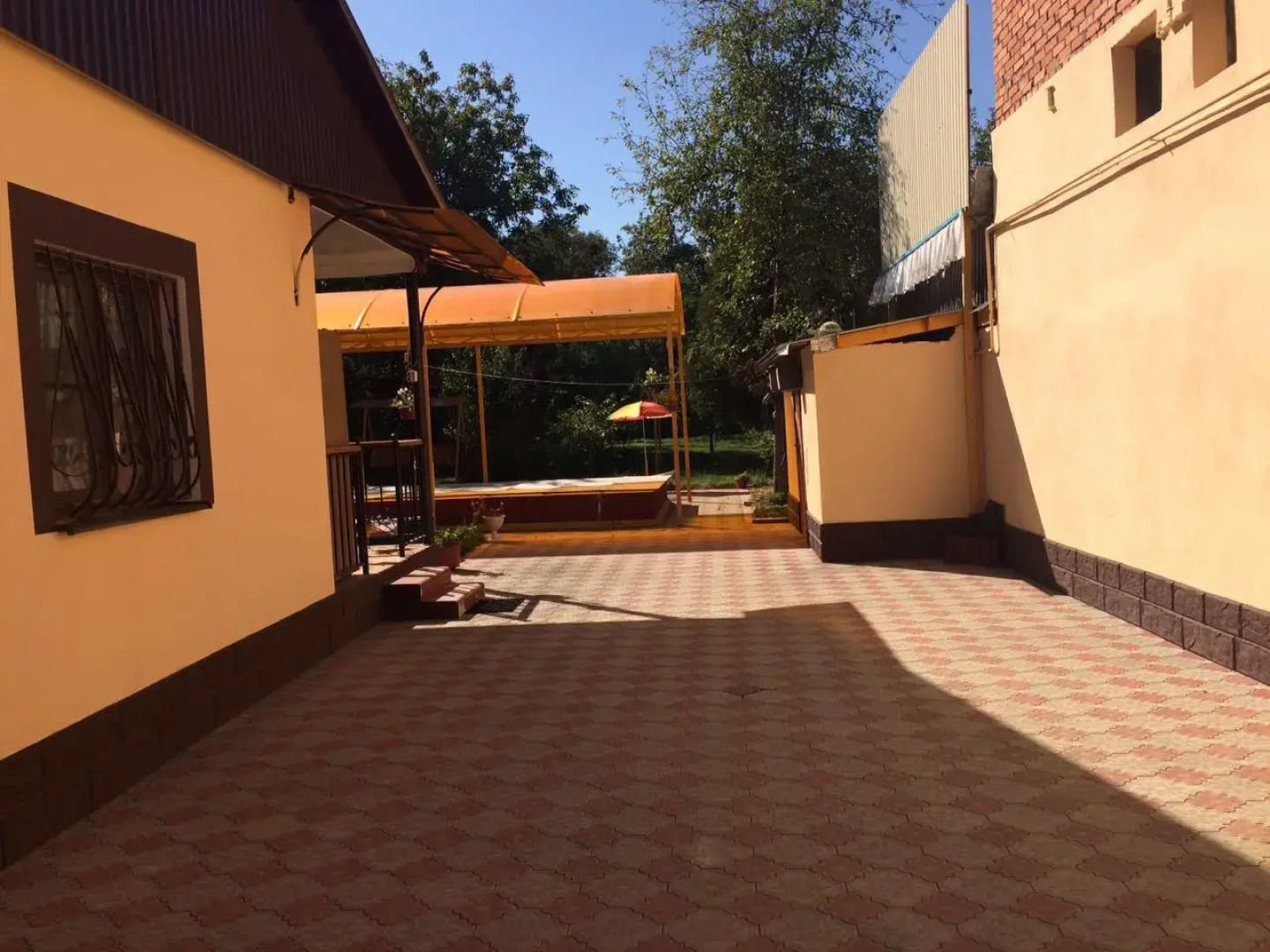 Частный дом с бассейном, верандой и садом