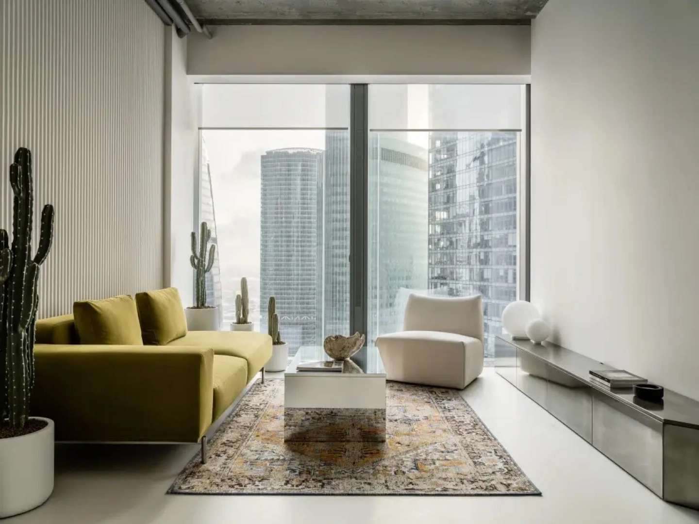 Стильный апартамент с видом на башни на 39 этаже