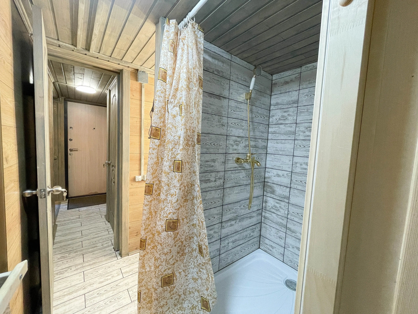 Domik V Lesu  Guest House