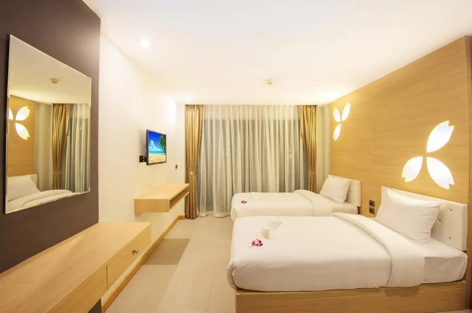 Отель Clarion Patong Beach