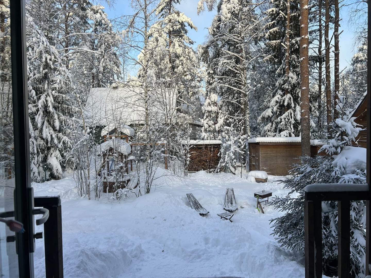 Частный дом у озера с террасой Сосновый дом