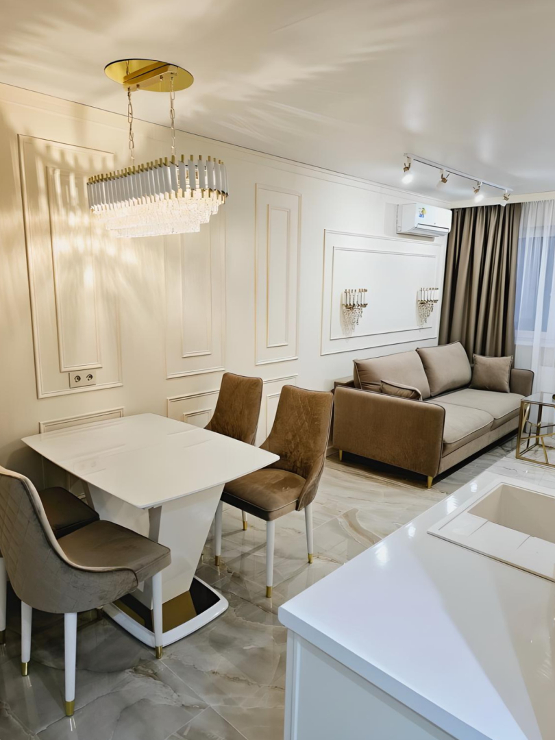 Апартаменты Шикарная Квартира в Стиле Неоклассика с Видом на Горы