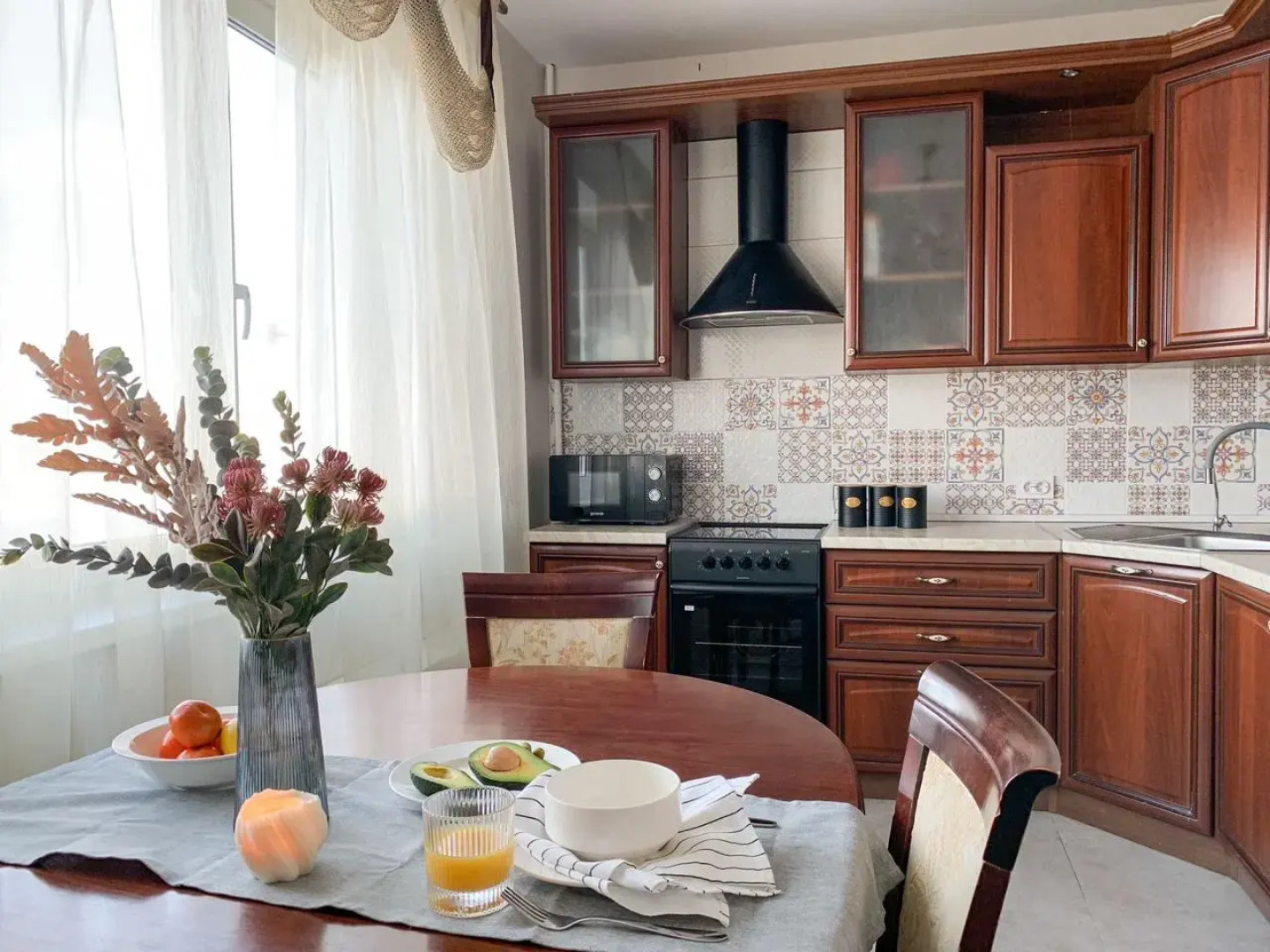 Квартира на Тополиной аллее с просторной кухней