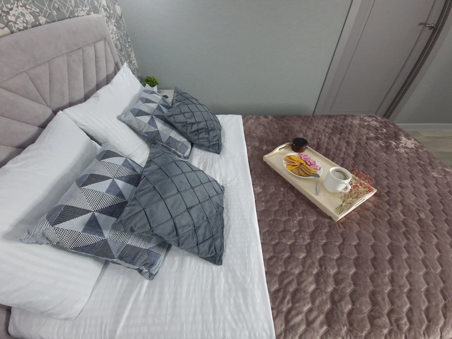 Апартаменты двухкомнатные  в новостройке