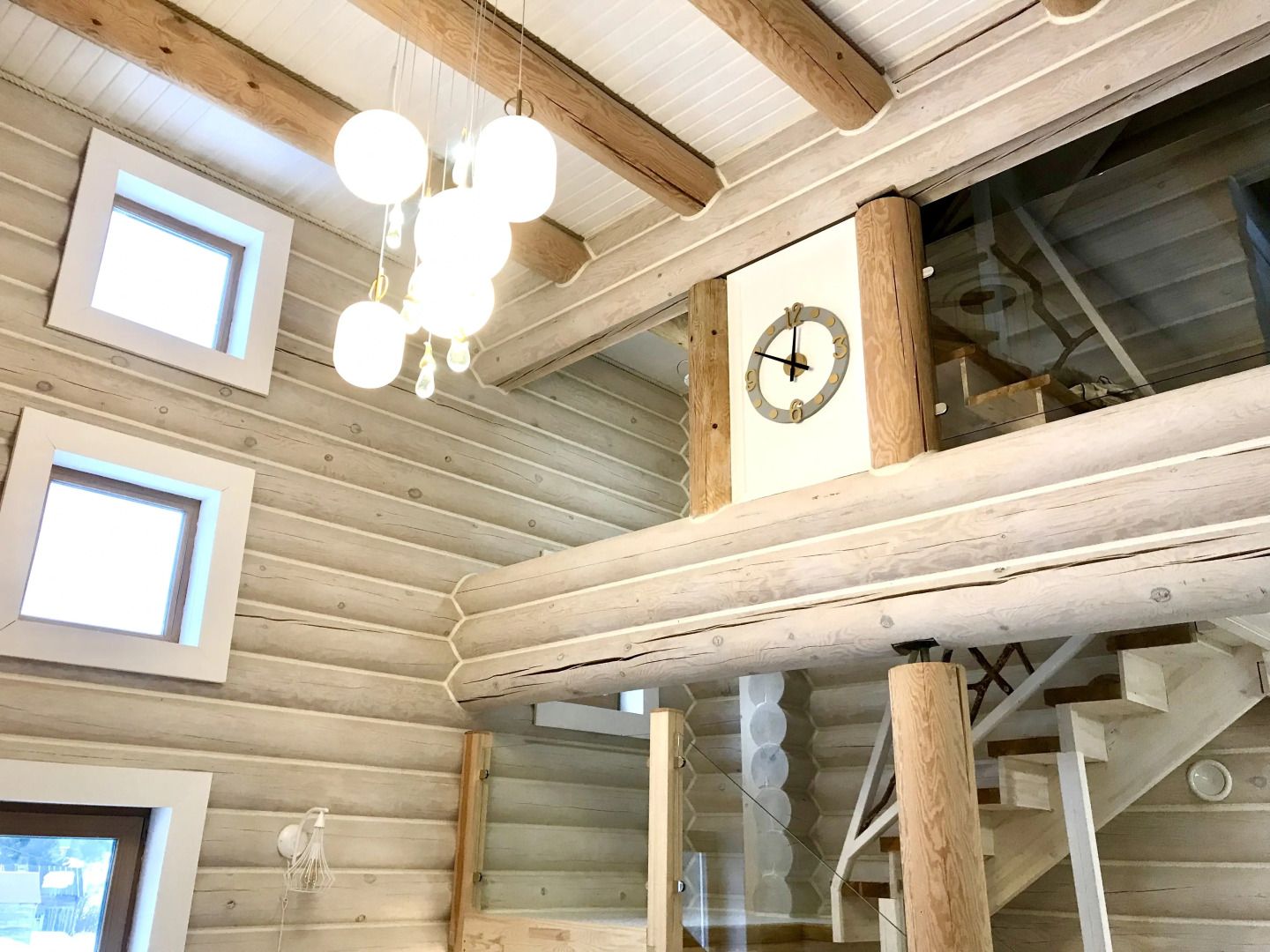 Шале на Скале с Видом на Озеро