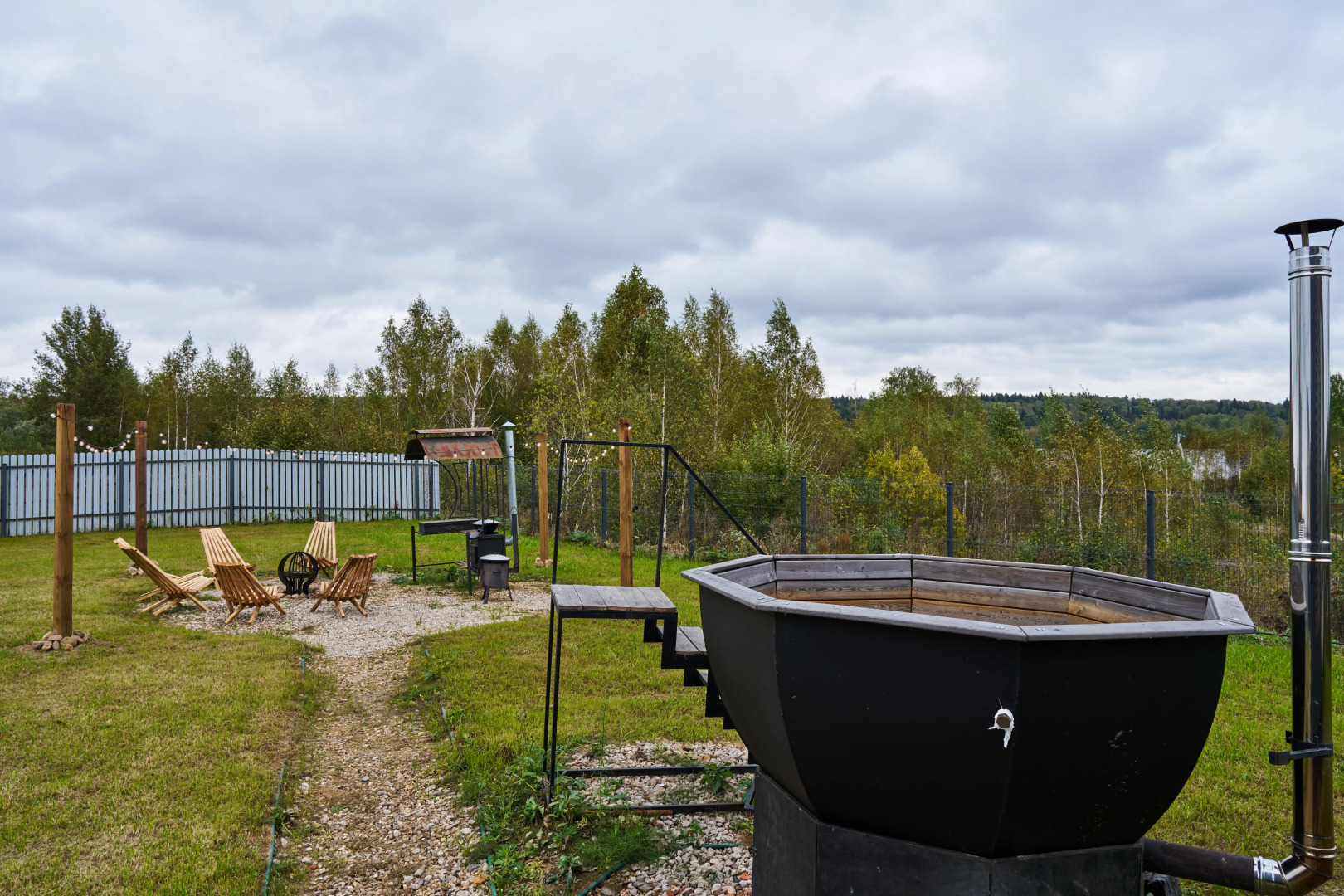Частный дом с панорамными окнами у озера