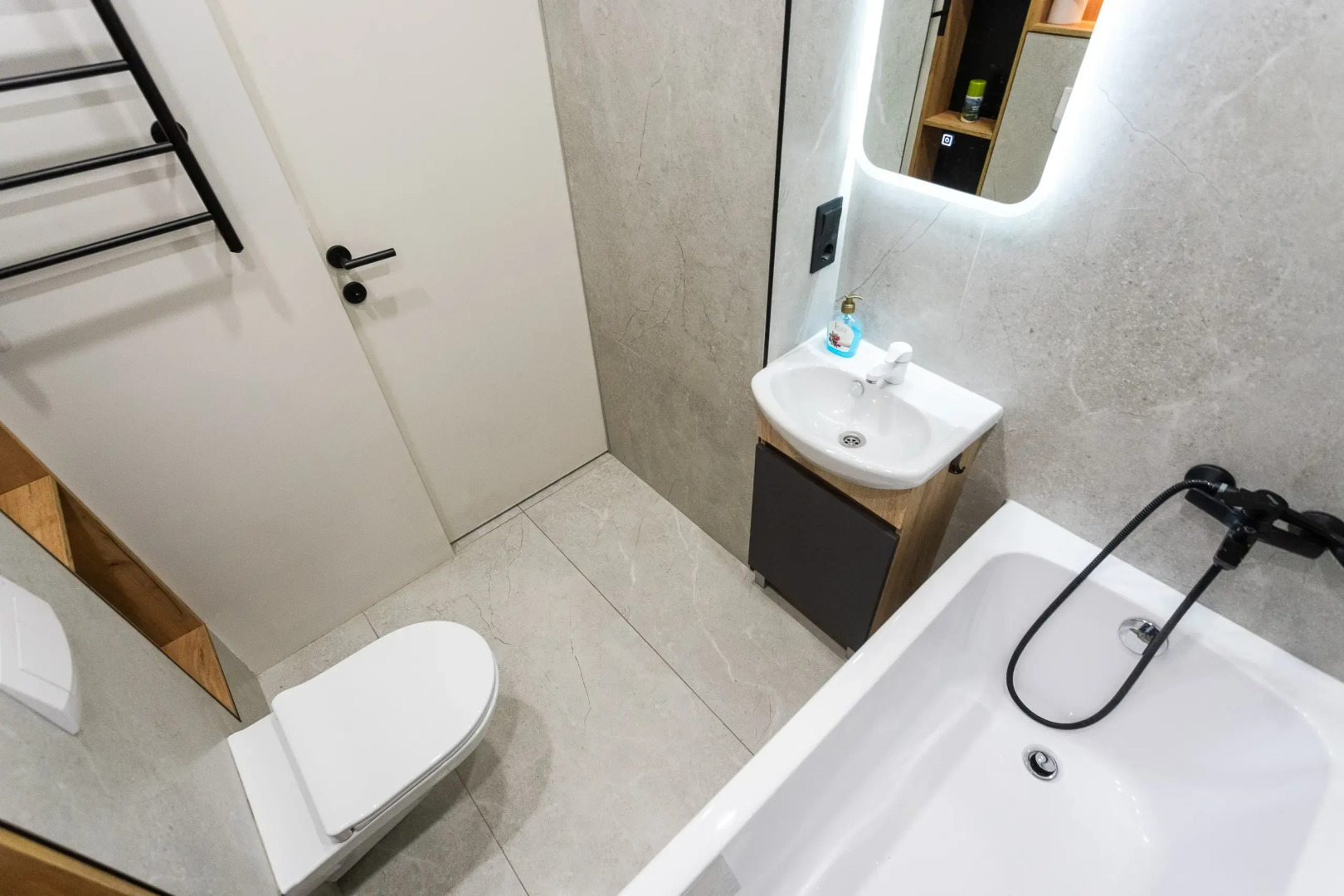 Квартира уютная трехкомнатная с двумя балконами рядом с островом Канта