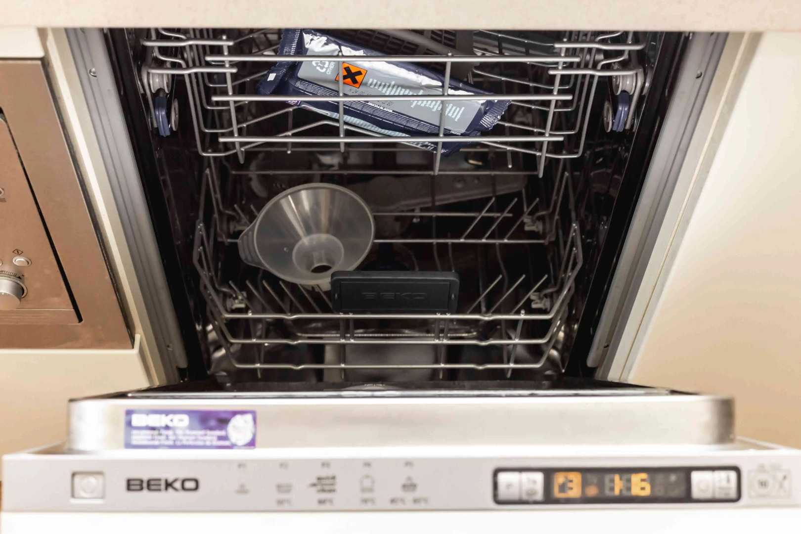 Апартаменты Море Апартаментов на набережной Времена Года