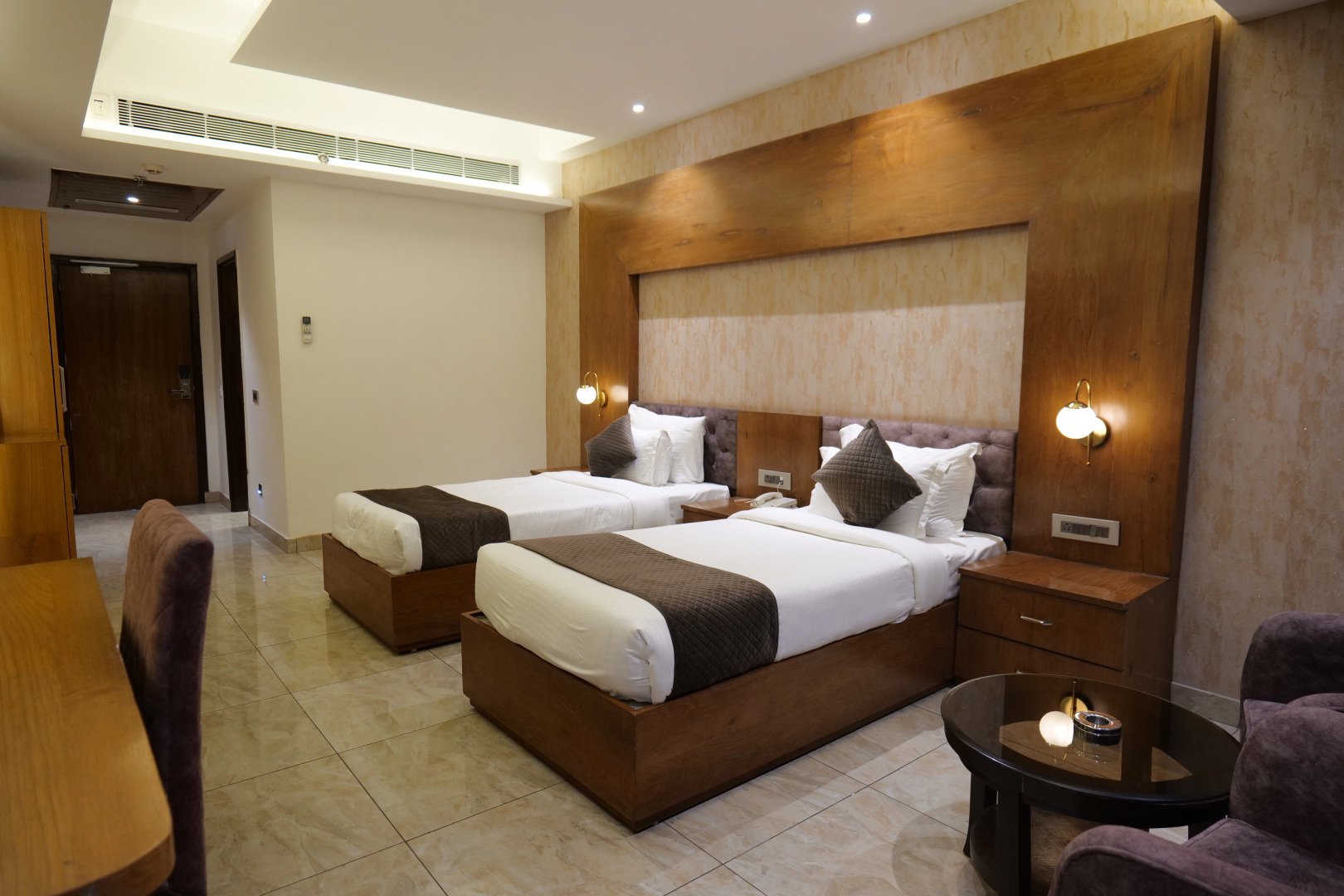 Отель The Emerald Grand