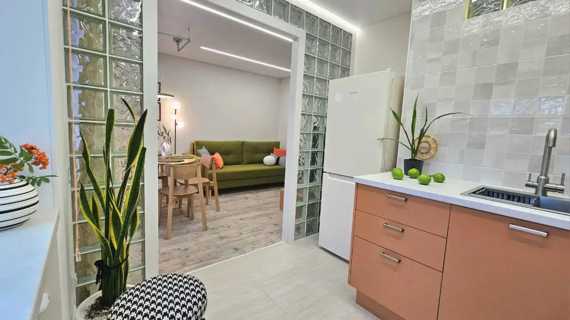 Квартира у Озера Кабан: Стильный Ремонт и Идеальное Расположение!