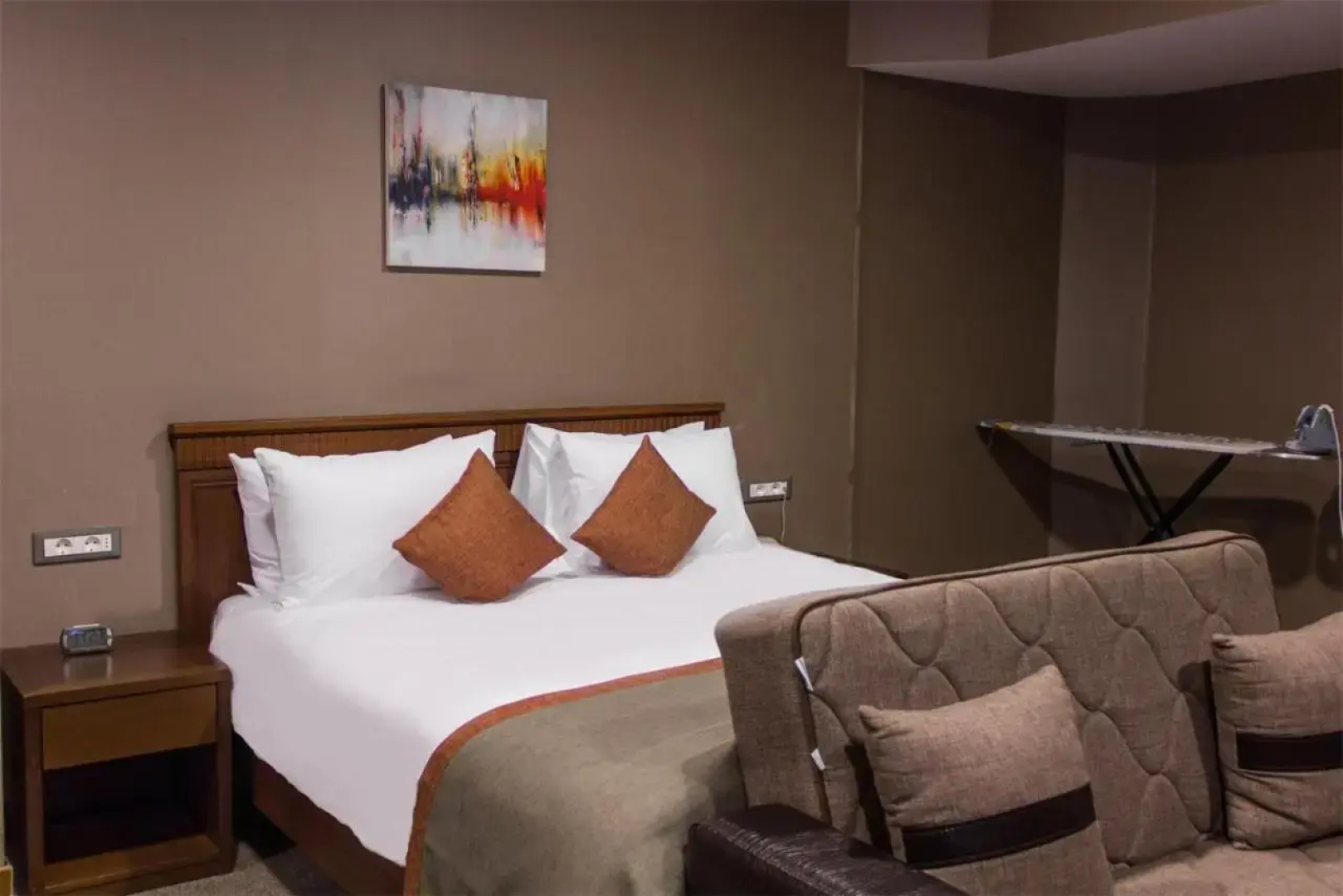 Parkside Hotel & Apartments