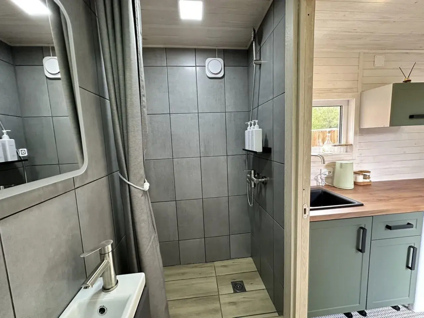 Частный Дом в Окружении Кедpового Леса со Своей Террасой и Мангальной Зоной