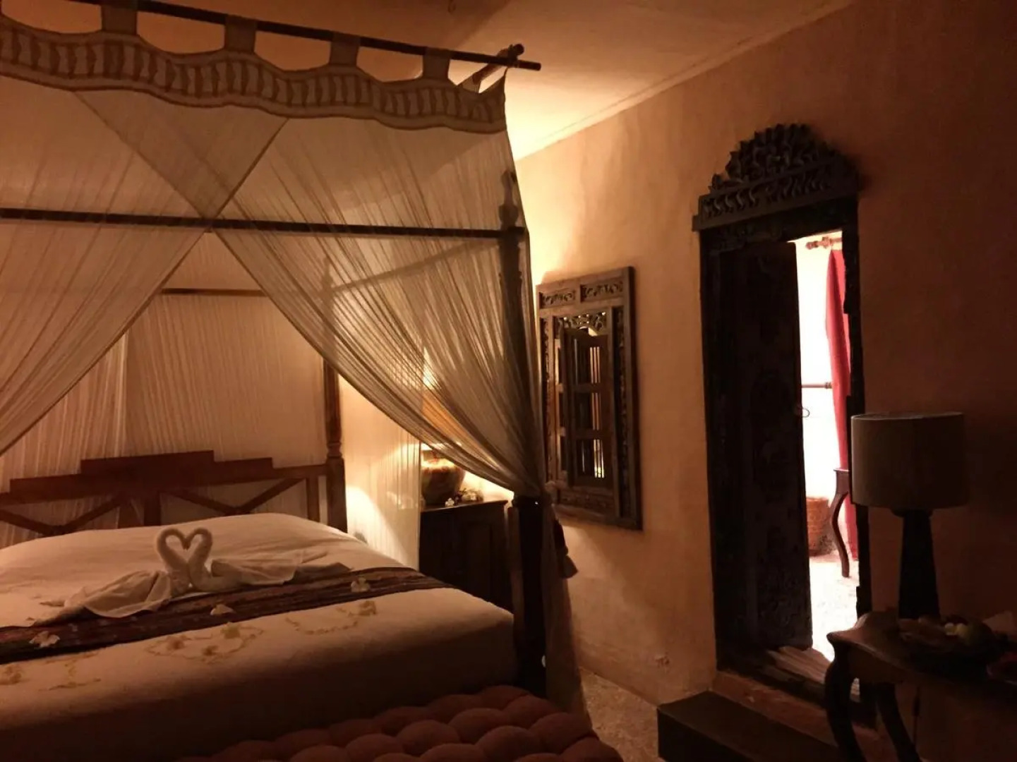 Отель La Taverna Suites