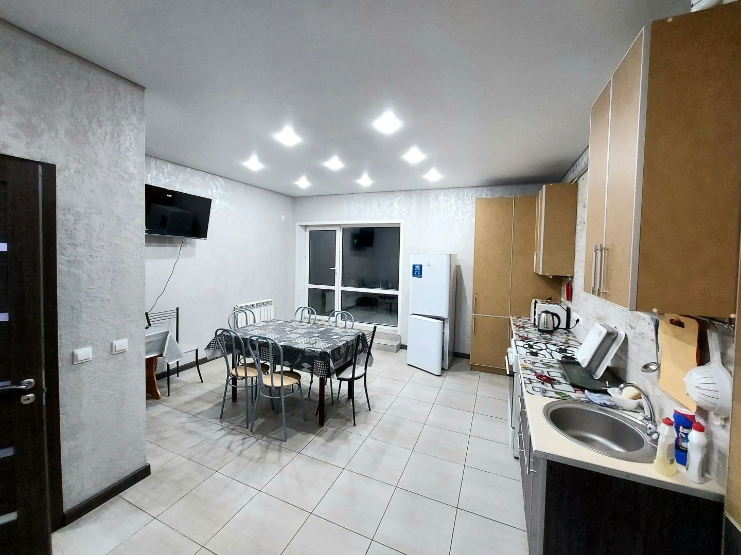 Апартаменты весь первый этаж (100 кв.м.) с 3 спальнями нового городского коттеджа