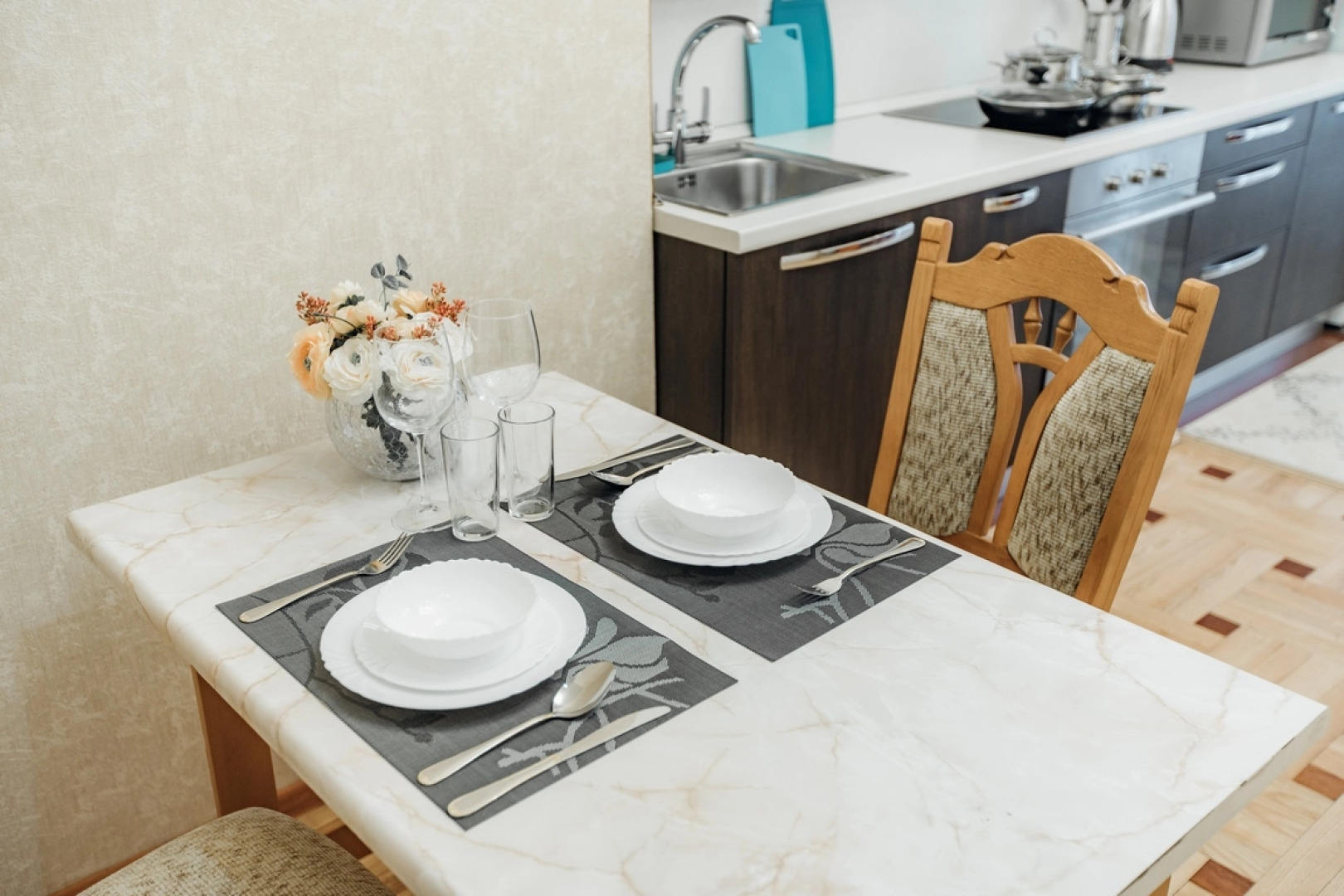 Трехкомнатные апартаменты возле Музея Космонавтики в Новом доме с Панорамными окнами 1/16