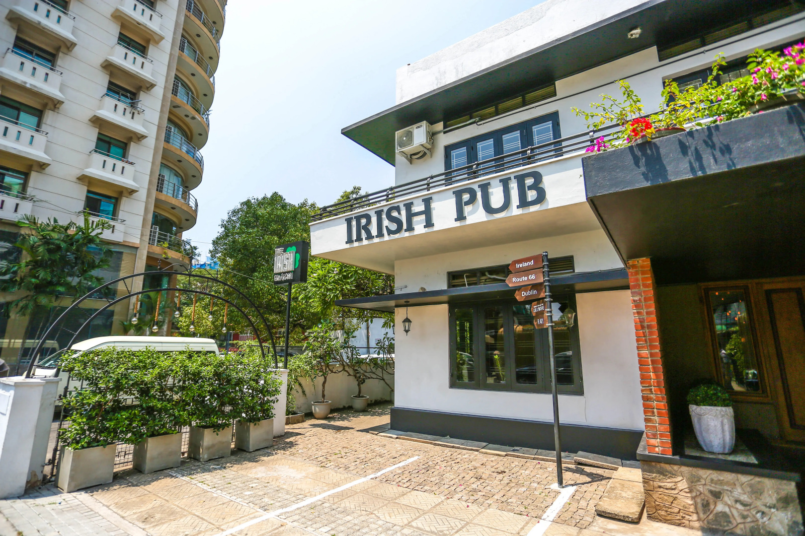 Отель Yoho Rooms The Irish