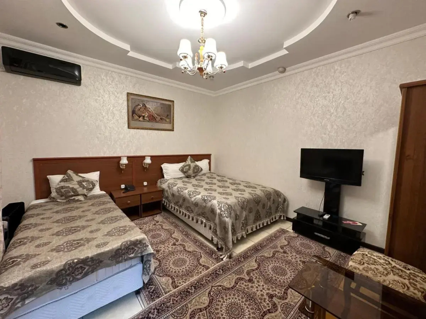 Отель Sarbon