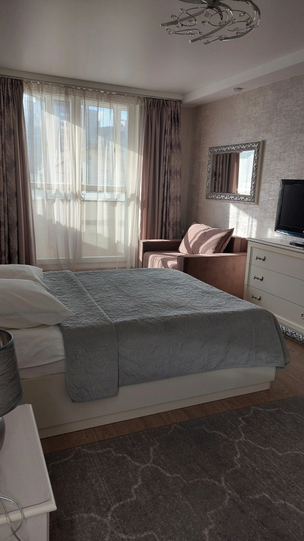 Апартаменты в центре с тремя спальнями на Червякова 55 рядом с парком Победы