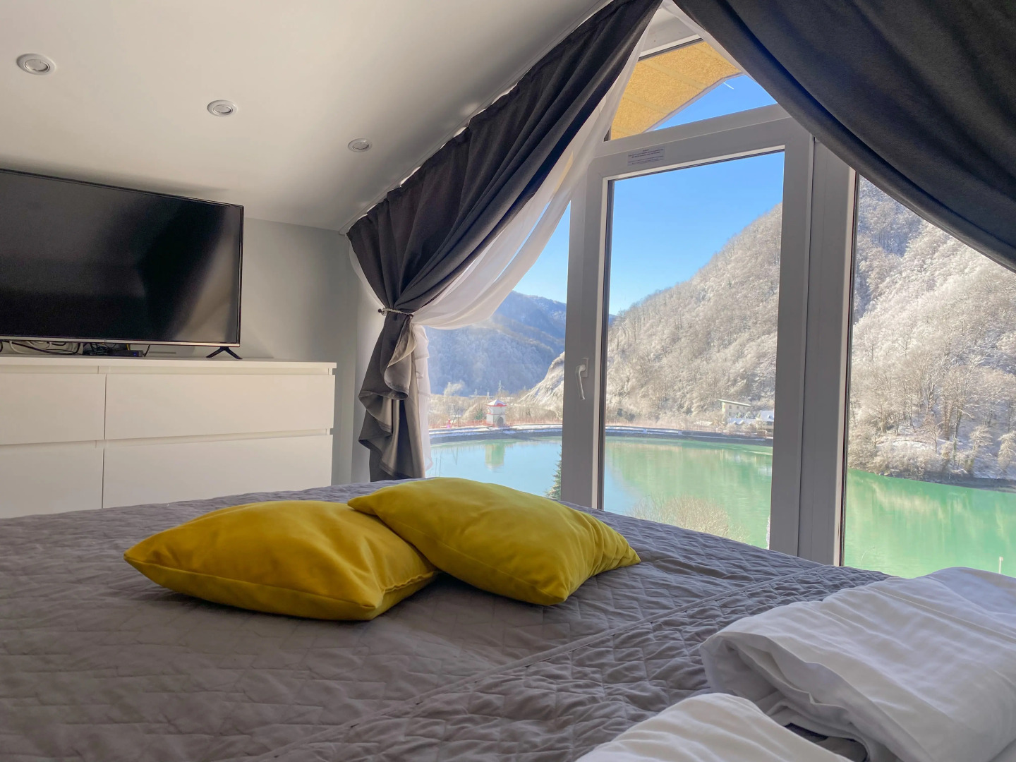 Студия с панорамным видом на озеро и горы