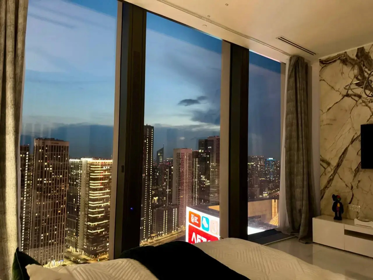 Апартаменты Sky City Moscow Уютная студия с подсветкой и Аэрохоккеем в Москва Сити! Закатная сторона!